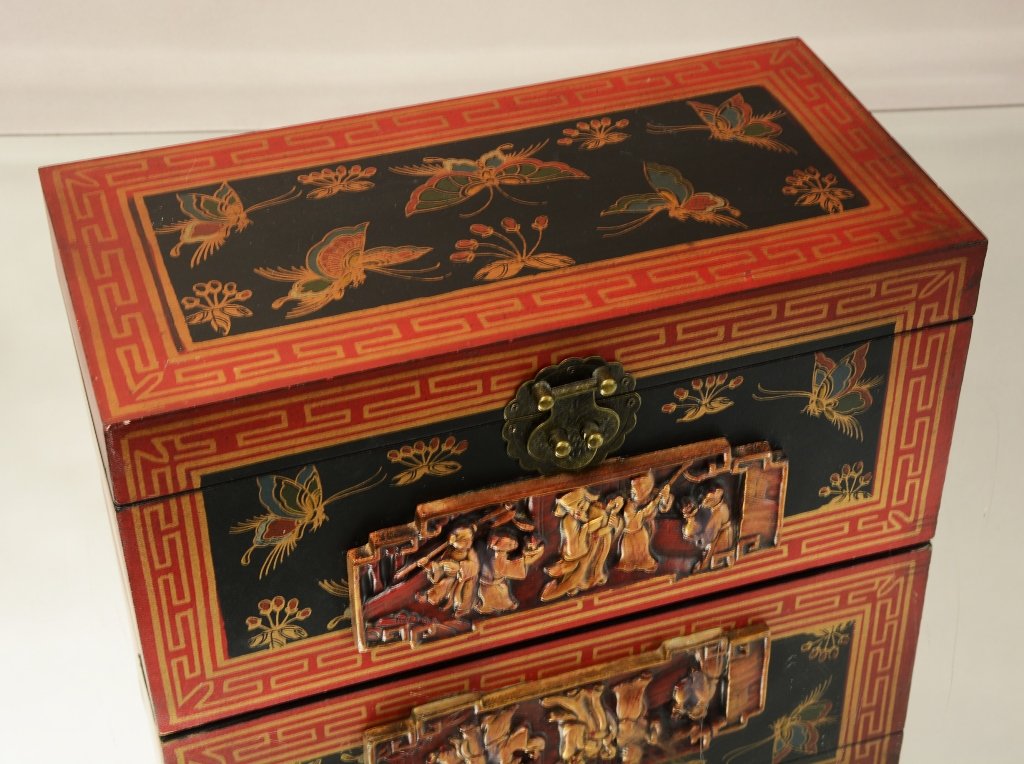 Chinese red laquered decorated box, lift top (1 of 1)