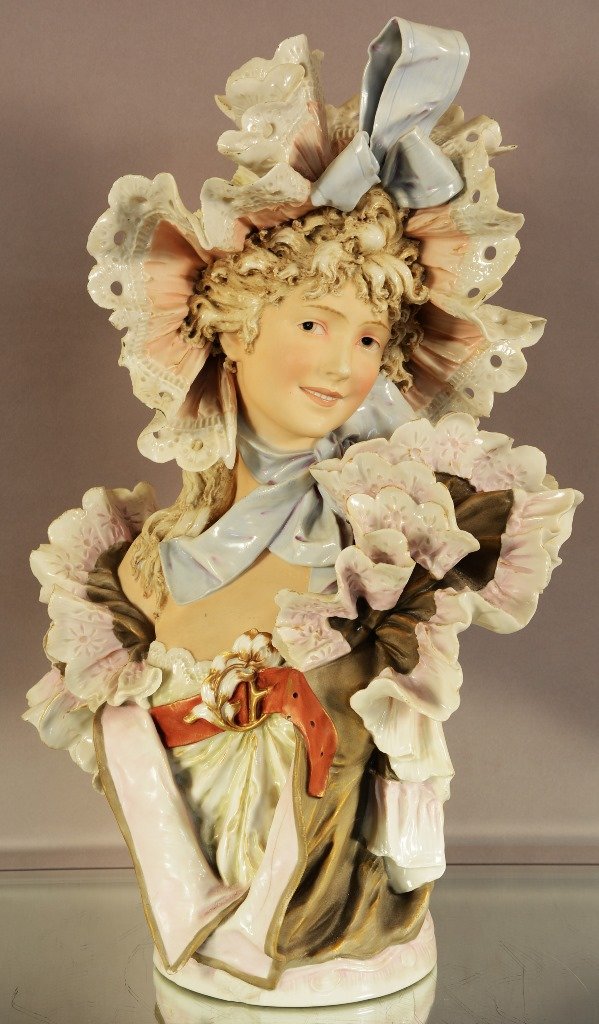 Royal Dux bust of a French lady (1 of 4)