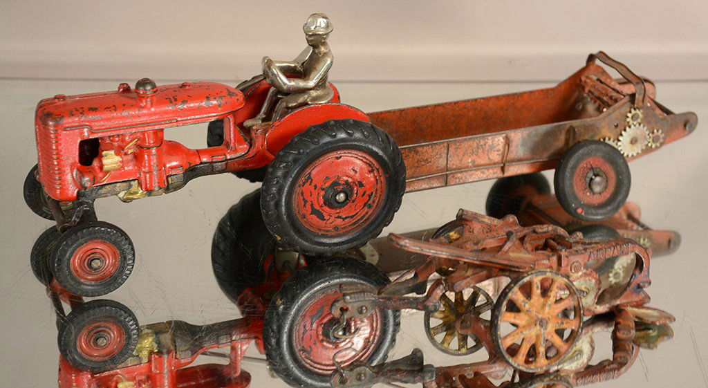 Cast iron Farmall toy tractor (1 of 1)