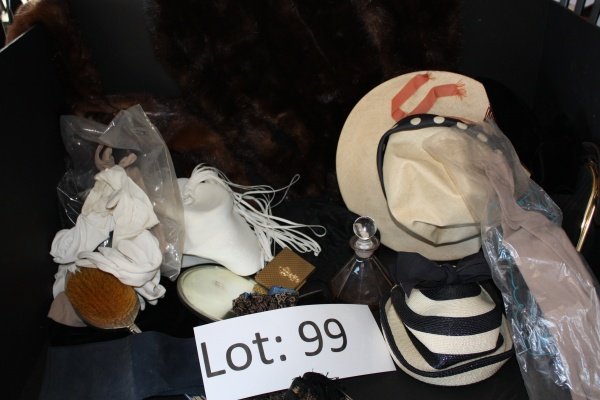 Lot of Woman's Items, Gloves, Minks: Lot of Woman's Items, Gloves, Minks