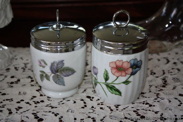 Royal Worcester and House of Brill Vanity Jars: Two vanity jars. Royal Worcester and House of Brill. Each marked.