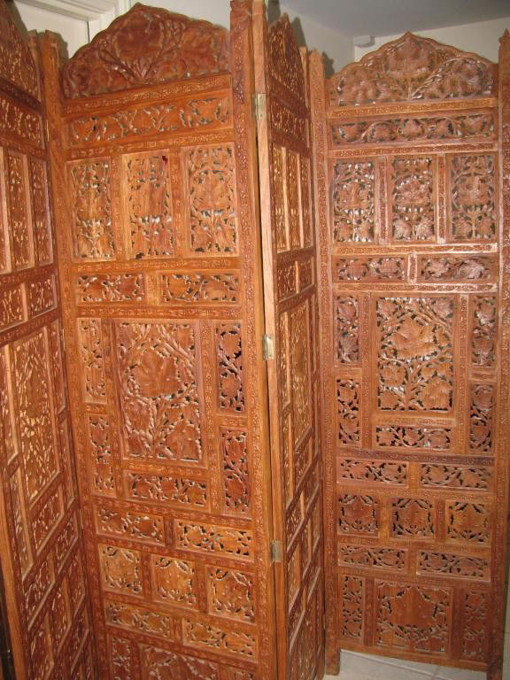 Canadian Folk Art Maple Room Screen 19c.: A great piece of Canadian folk art. Lovely, heavy room screen, hand carved in maple featuring maple leaves. Very large heavy piece. Believed to be very late 19c. Piece.