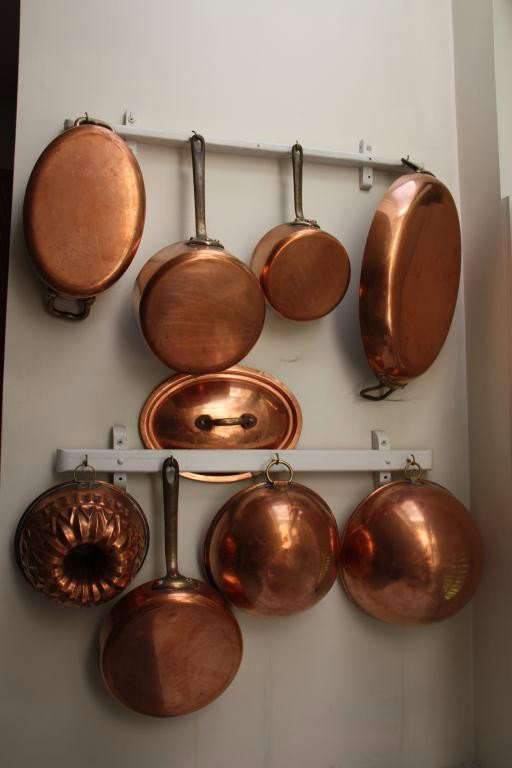 Copper Cooking Pots: Lot of 5 copper pans (1 with lid), two copper bowls and 1 copper mold.