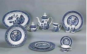 375C: Dinner set. Blue Willow pattern. 47 pieces.: Code: 37889 Dinner set. Blue Willow pattern. 47 pieces. Set includes 8 five-piece place settings (dinner plate, salad plate, soup bowl, cup and saucer). Serviing pieces include teapot, sugar, creamer,