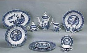 371F: Dinner set. Blue Willow pattern. 47 pieces.: Code: 37889 Dinner set. Blue Willow pattern. 47 pieces. Set includes 8 five-piece place settings (dinner plate, salad plate, soup bowl, cup and saucer). Serviing pieces include teapot, sugar, creamer,