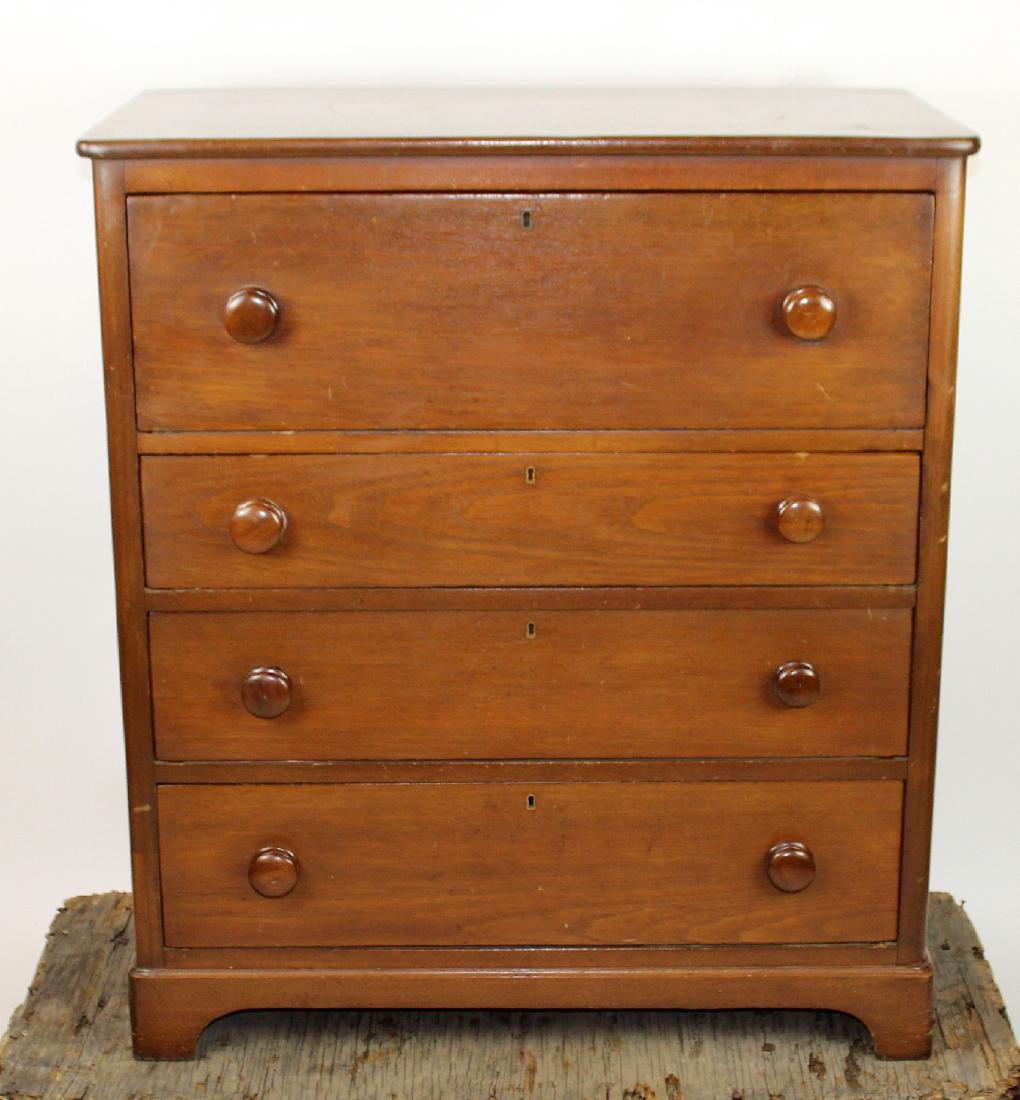 American mahogany butler's chest: American butler's chest in mahogany. Late 19 th century. 41 3/4"h x 34 1/4"w x 20 1/2"d