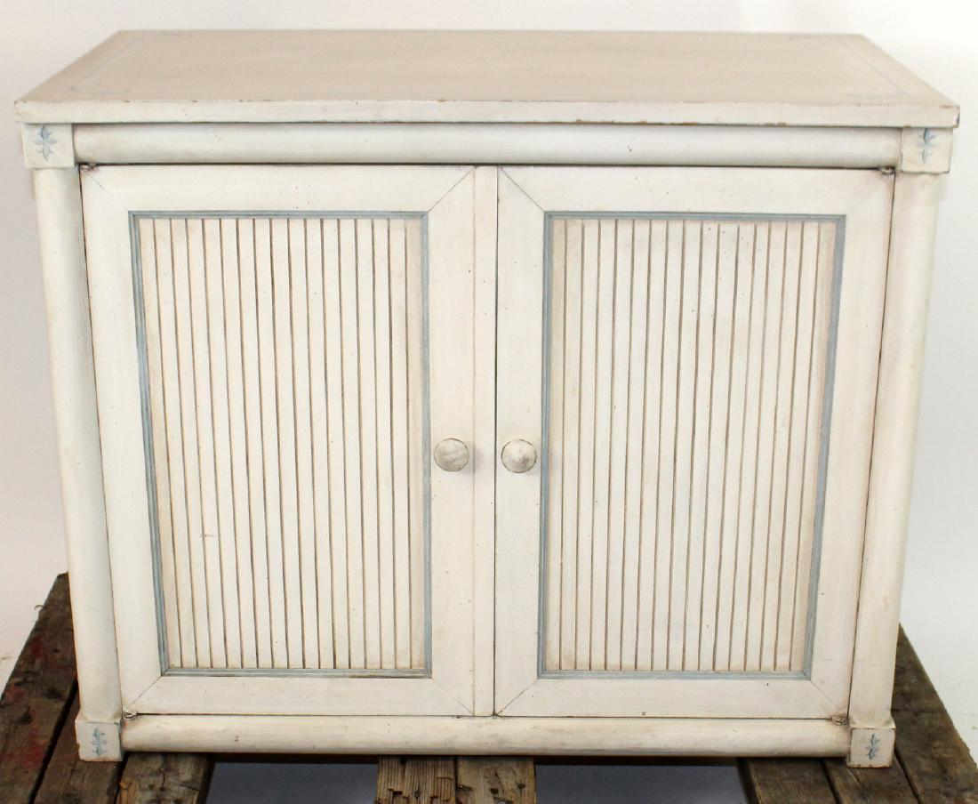 Country French painted 2 door cabinet (1 of 6)