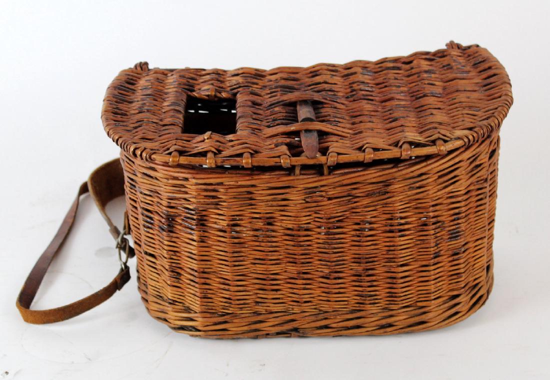 Vintage fishing creel basket (1 of 6)