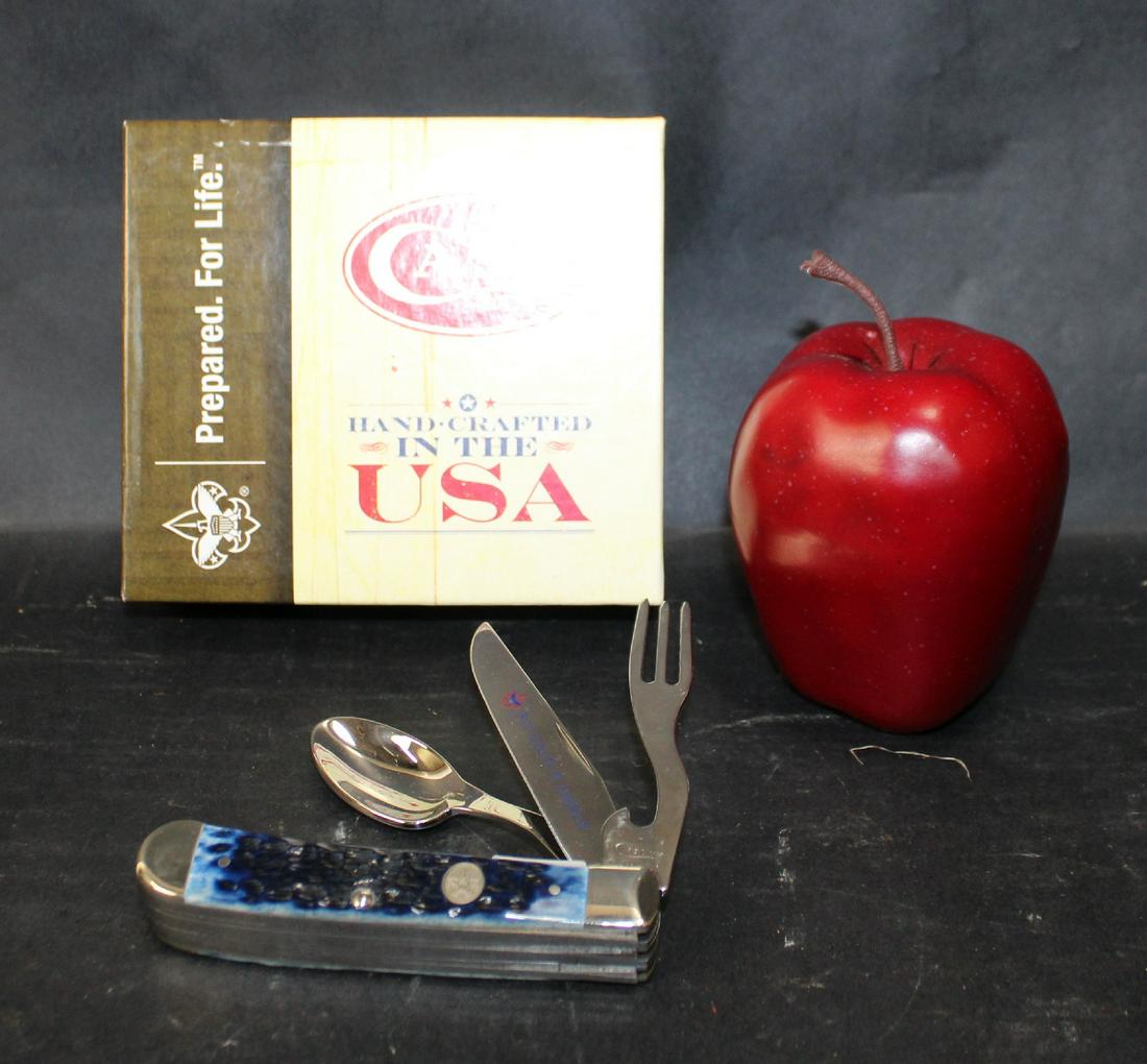 Case Boy Scouts Hobo pocket knife: Case Boy Scouts of America Hobo pocket knife with navy jig. In box. 4 1/4" l closed. Box 1 1/2"h x 5 1/2" x 5" Provenance: From the World Famous Double Bubble Collection.
