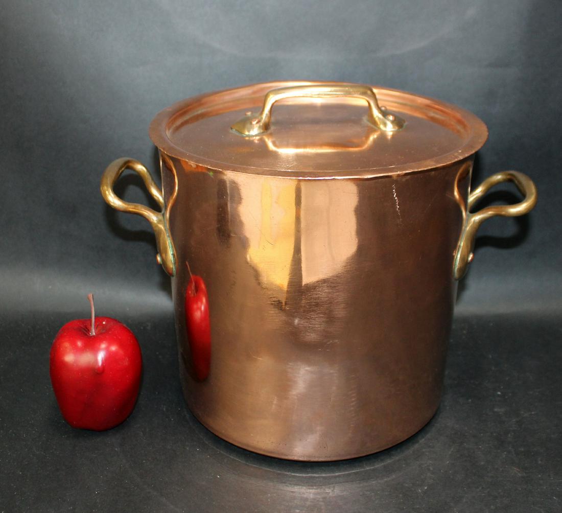 French Copper stock pot with lid: French Copper stock pot with lid. 20th century. 11"h x 9 3/4"diam, 14"w overall