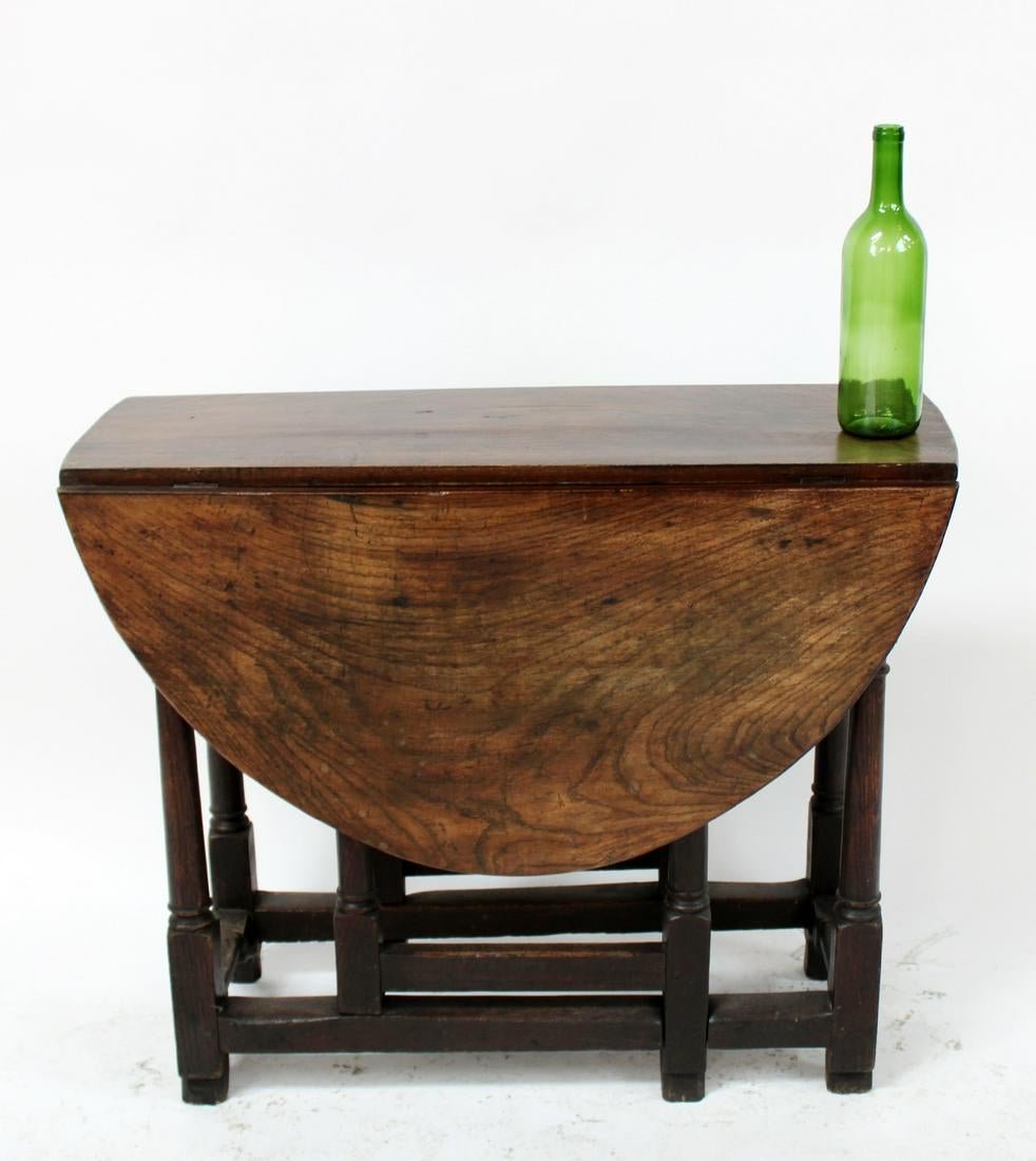 Antique English Georgian gate leg drop side table: Antique English Georgian oak gate leg table. Late 18th century. 26 1/2"h x 31 3/4"d x 39 1/2"w with sides open and 12 1/4"w with sides dropped.