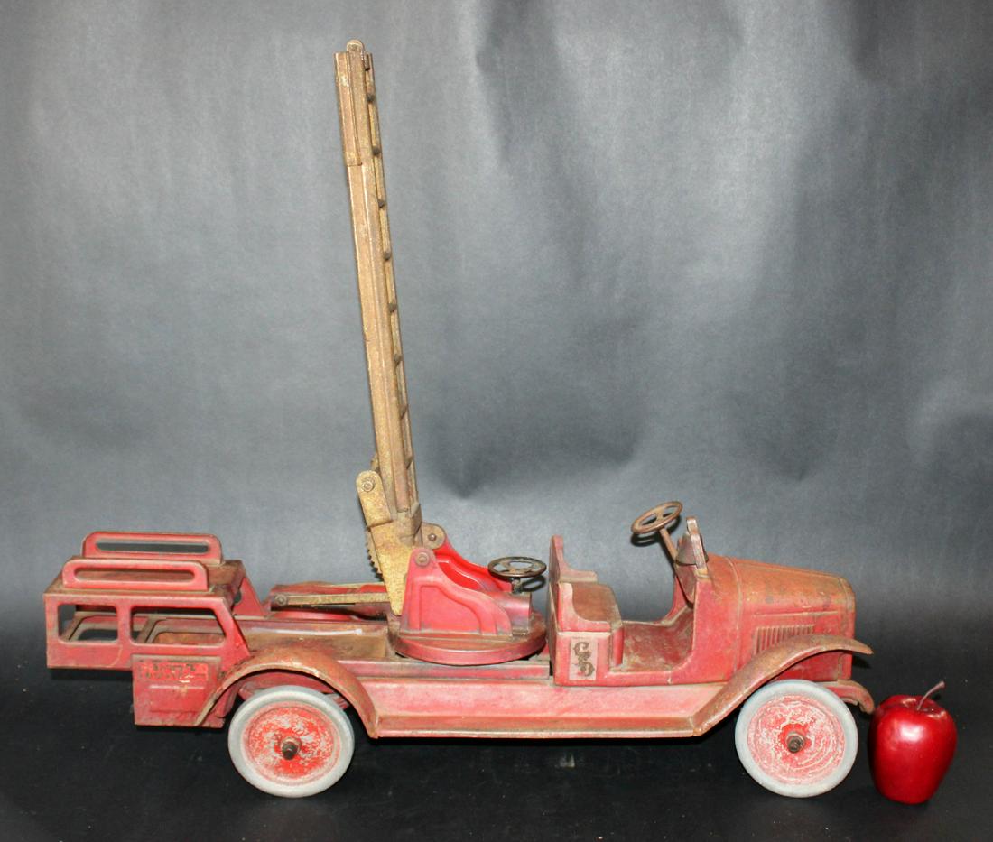 Vintage Buddy L model fire truck (1 of 11)