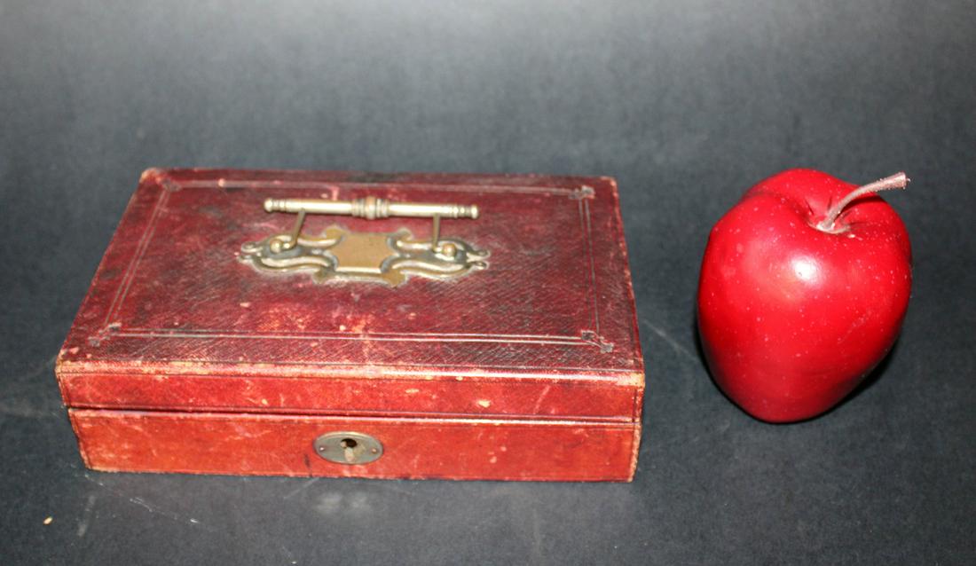 Red leather jewelry box with bronze handle (1 of 5)