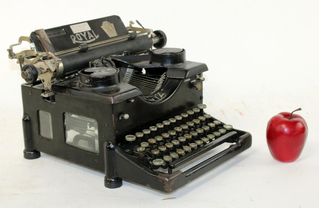 Vintage Royal typewriter (1 of 10)