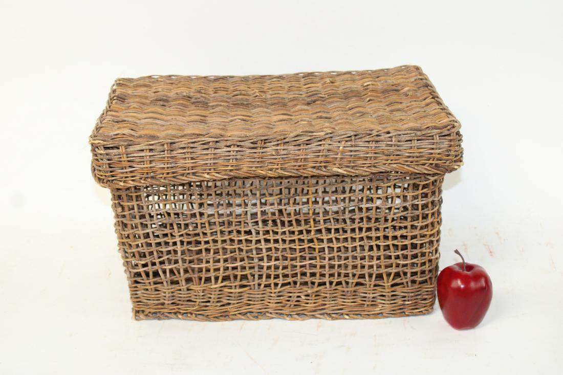 Vintage wicker basket with lid (1 of 7)
