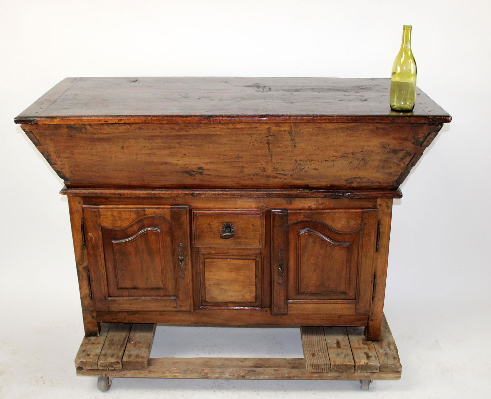 French Provincial petrin in walnut (1 of 10)