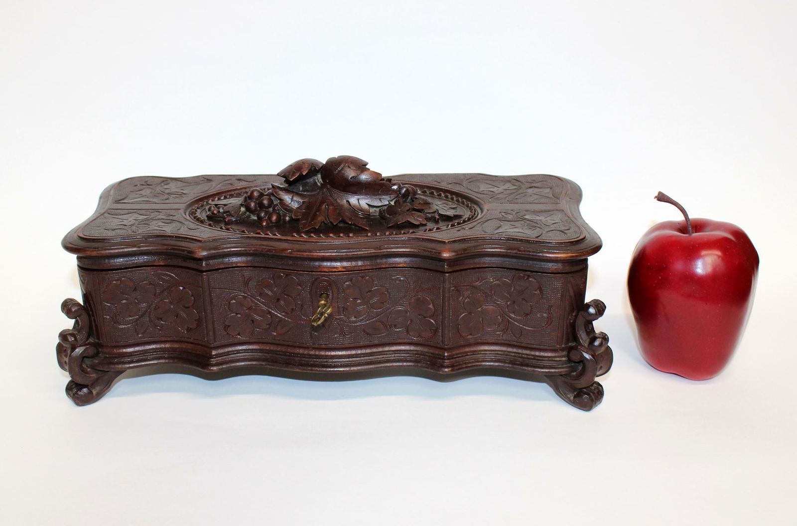 Black Forest dresser box with grapevines (1 of 5)