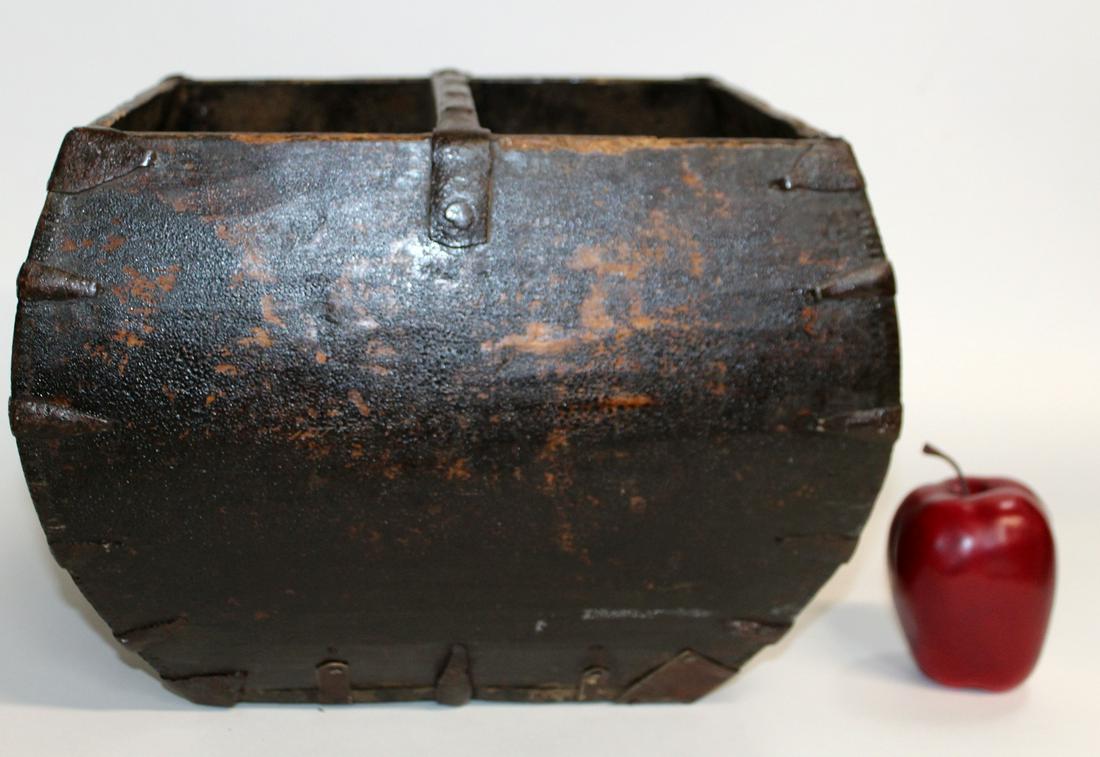 Chinese wooden rice bucket (1 of 5)