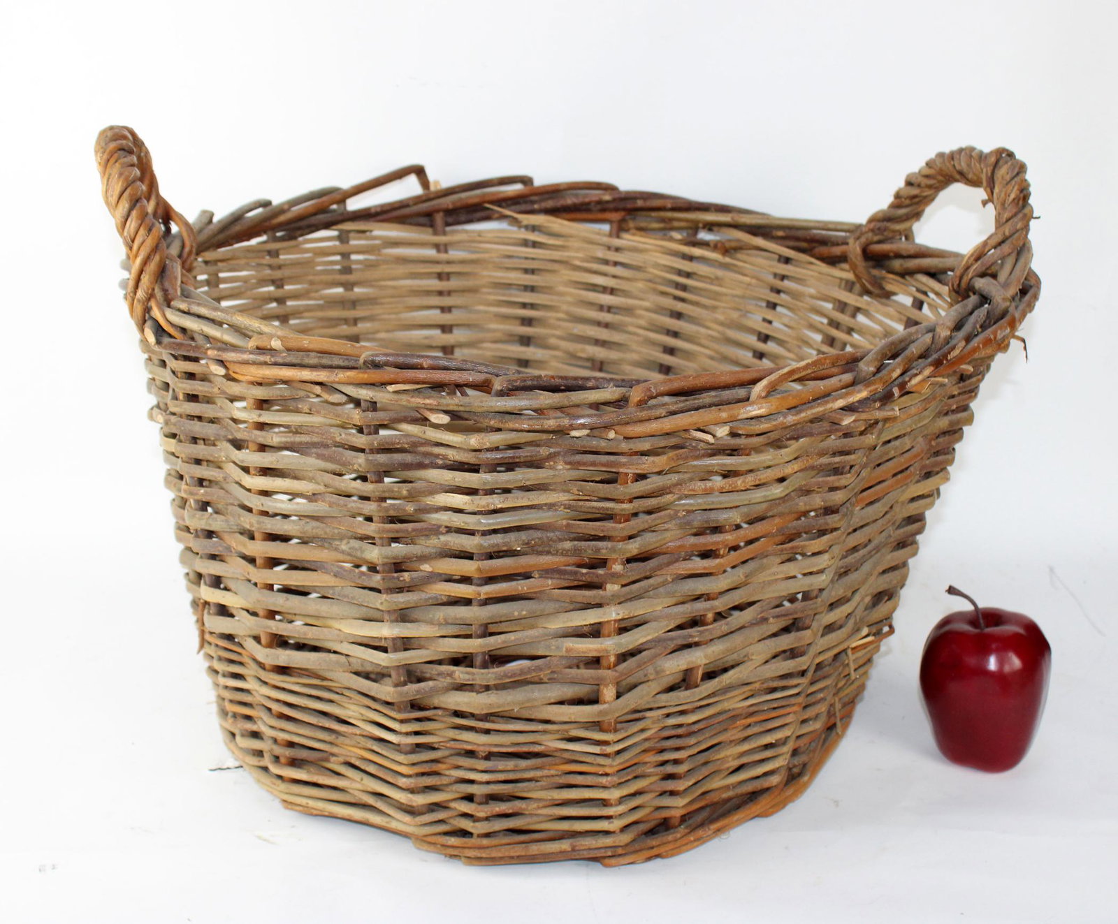 French Provincial wicker basket (1 of 4)