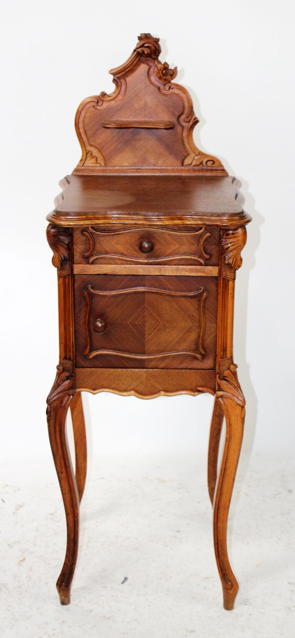 French Louis XV chevet in walnut: French Louis XV chevet in walnut with carved backsplash. Early 20th century. 44"h x 16"w x 16"d