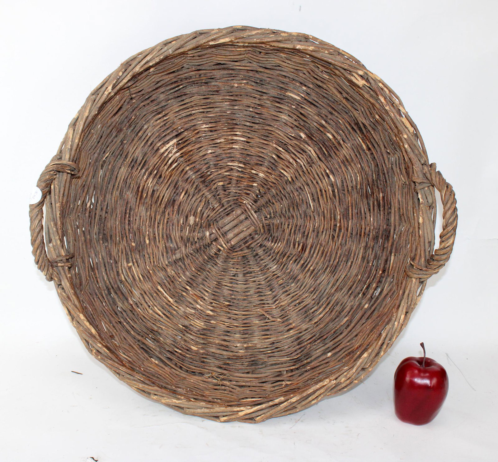 Provincial flat round wicker basket (1 of 5)