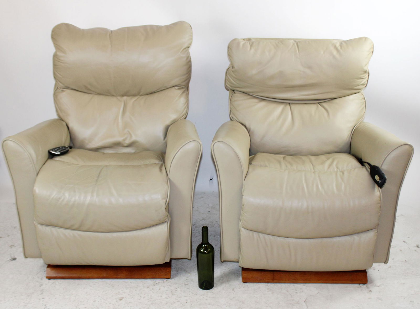 Pair of La-Z-Boy leather electric recliners (1 of 7)