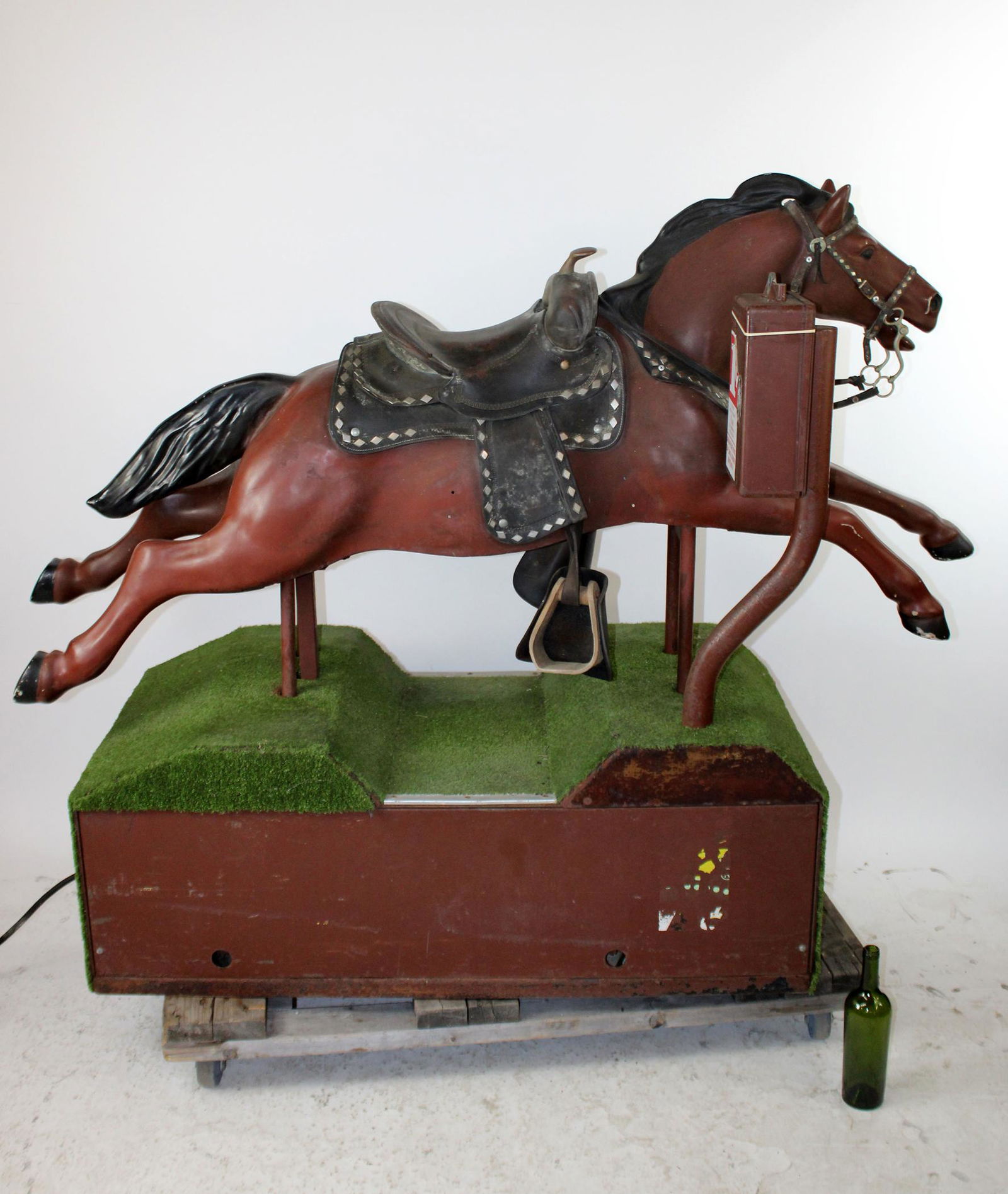 Coin operated race horse kiddie ride (1 of 11)