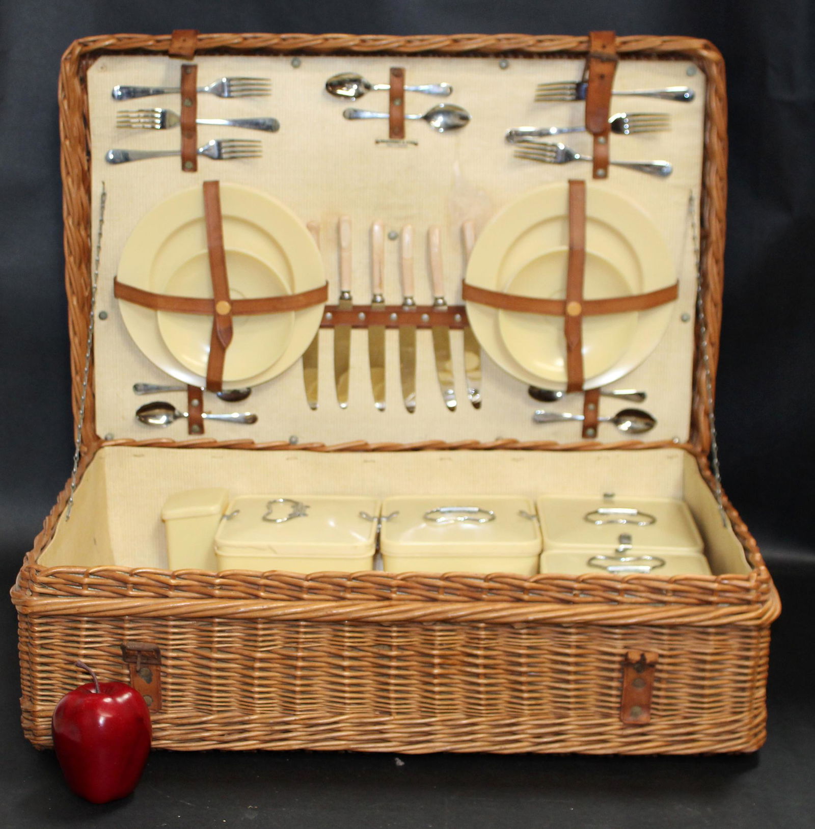 Abercrombie & Fitch wicker picnic basket (1 of 9)