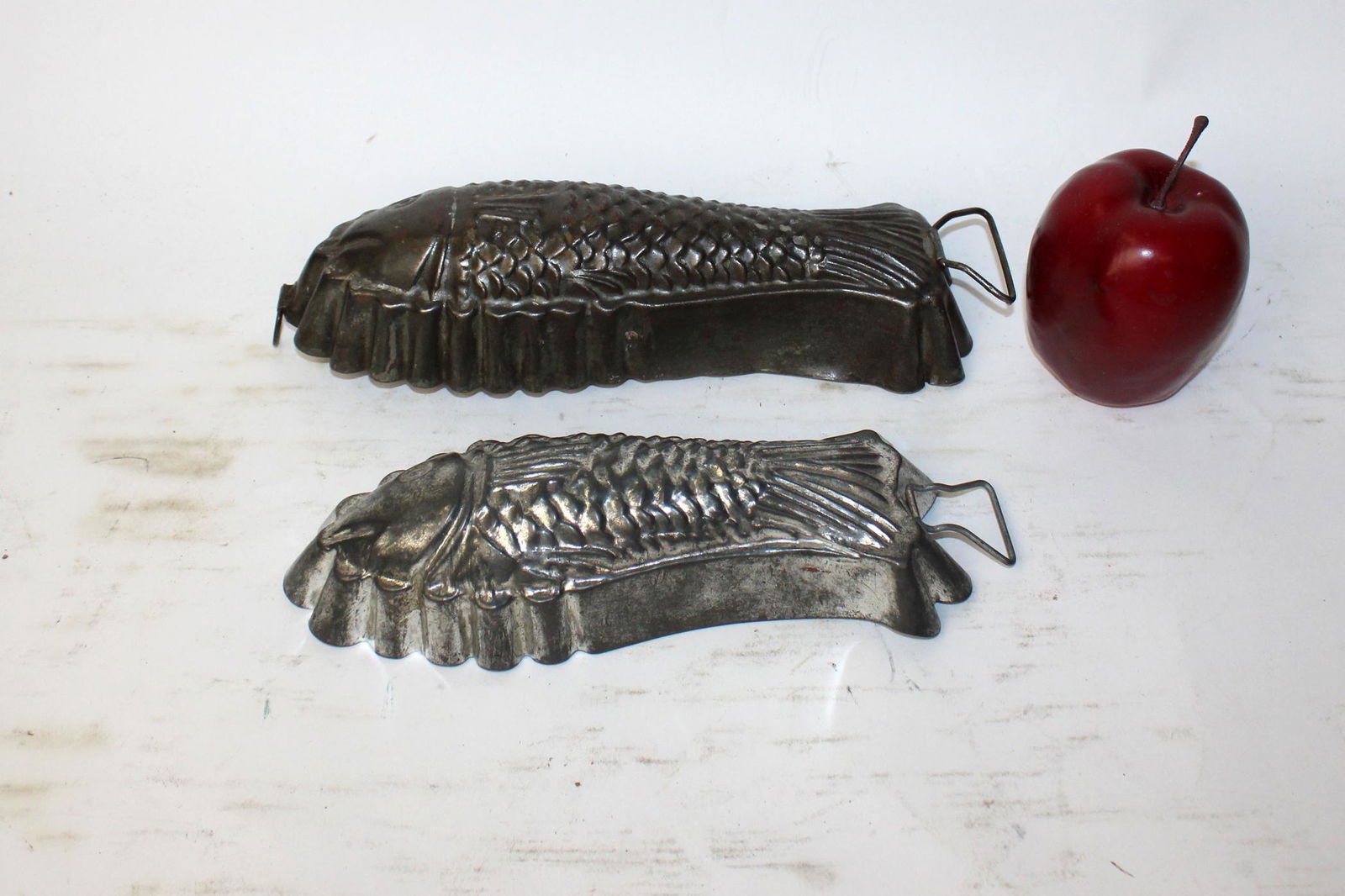 Lot of 2 French vintage fish molds in tin (1 of 6)