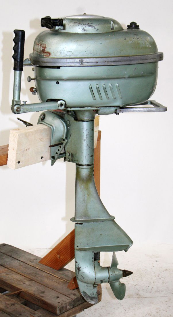 1952 Wizard 6HP outboard motor (1 of 9)