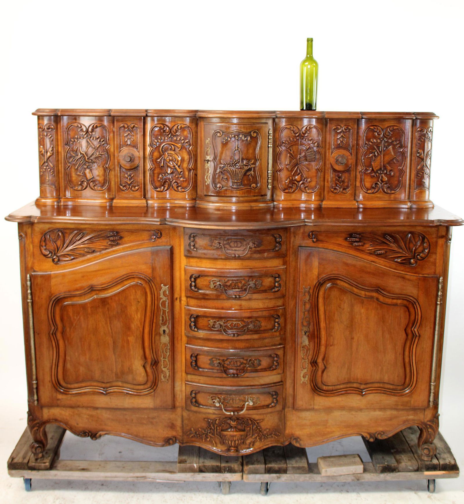 French Provincial buffet glissante in walnut: French Provincial buffet glissante sideboard in walnut. Early 20th century. 56 3/4"h x 70 1/2"l x 26 1/4"d.