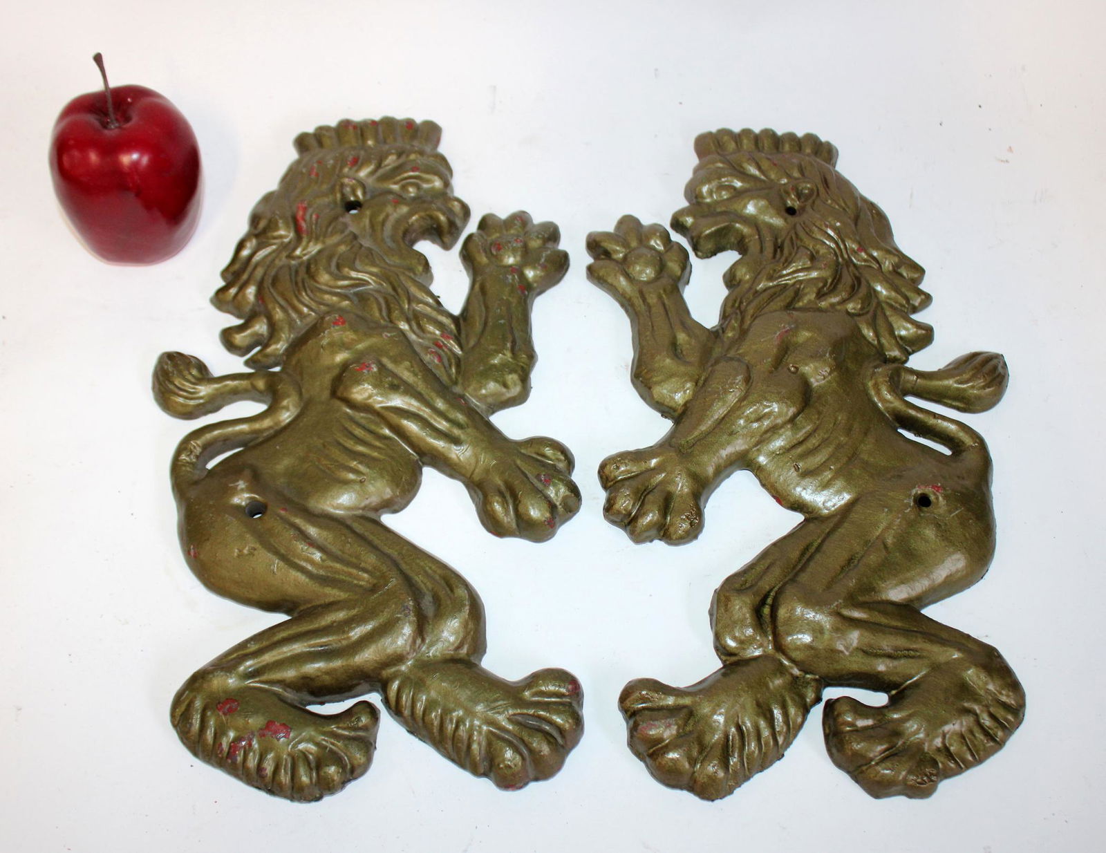 Pair of painted iron Regal lion plaques (1 of 4)