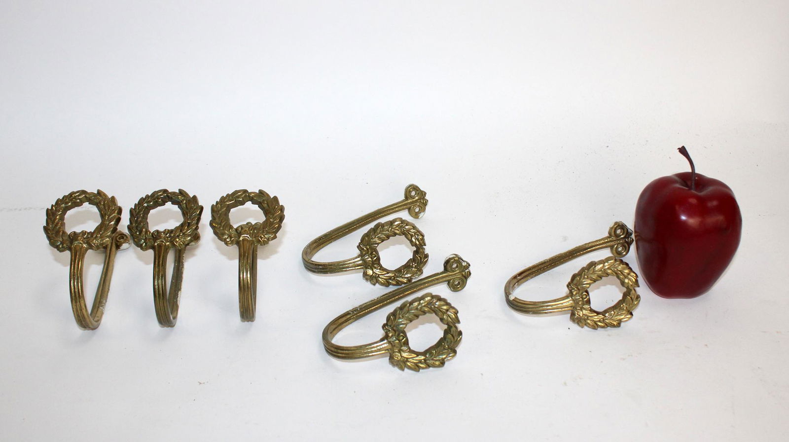 Set of 6 bronze curtain tie backs with wreaths (1 of 4)