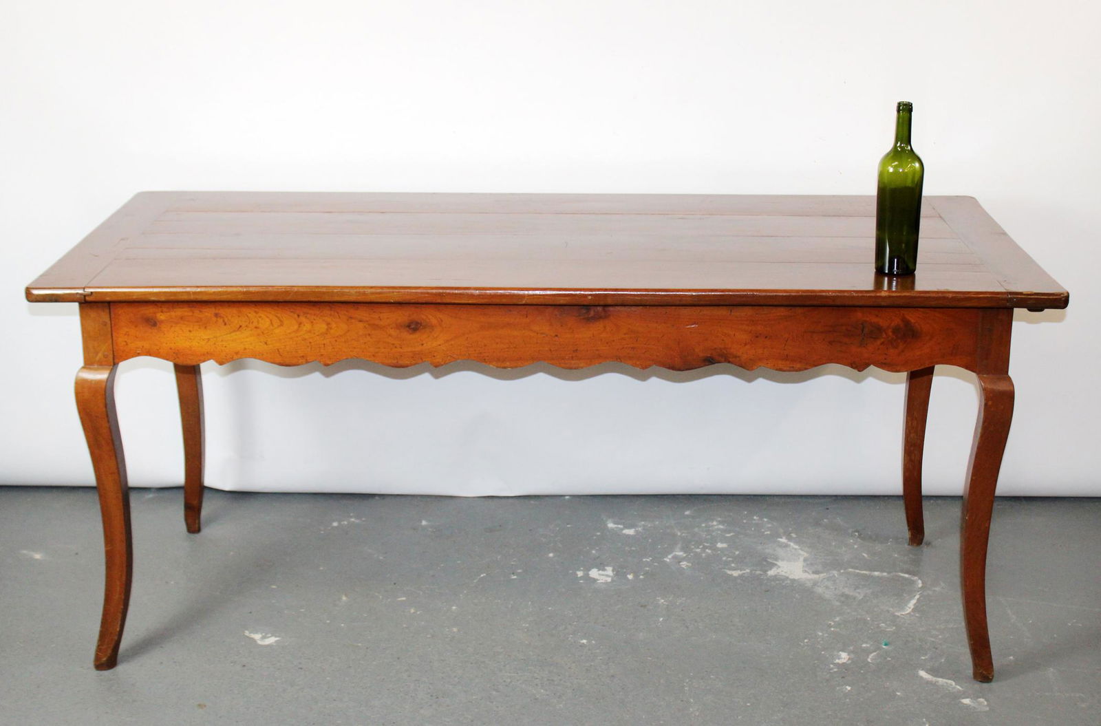 French Provincial table with scallop edge (1 of 11)