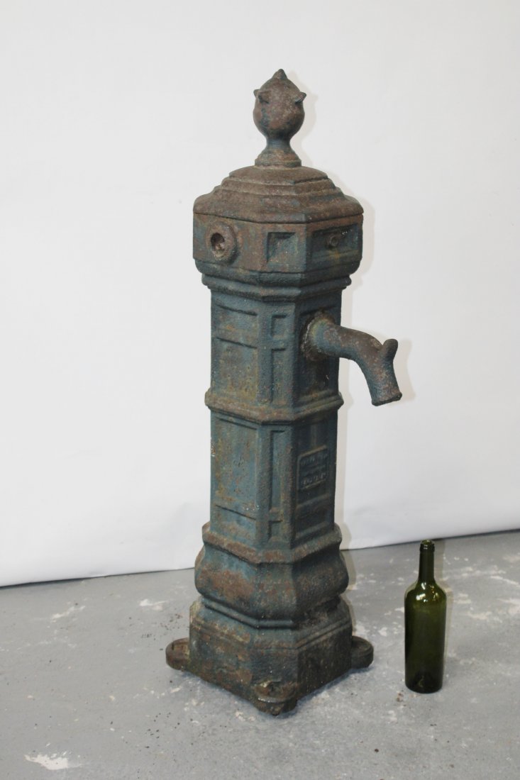 Belgian 19th century cast iron water pump (1 of 9)
