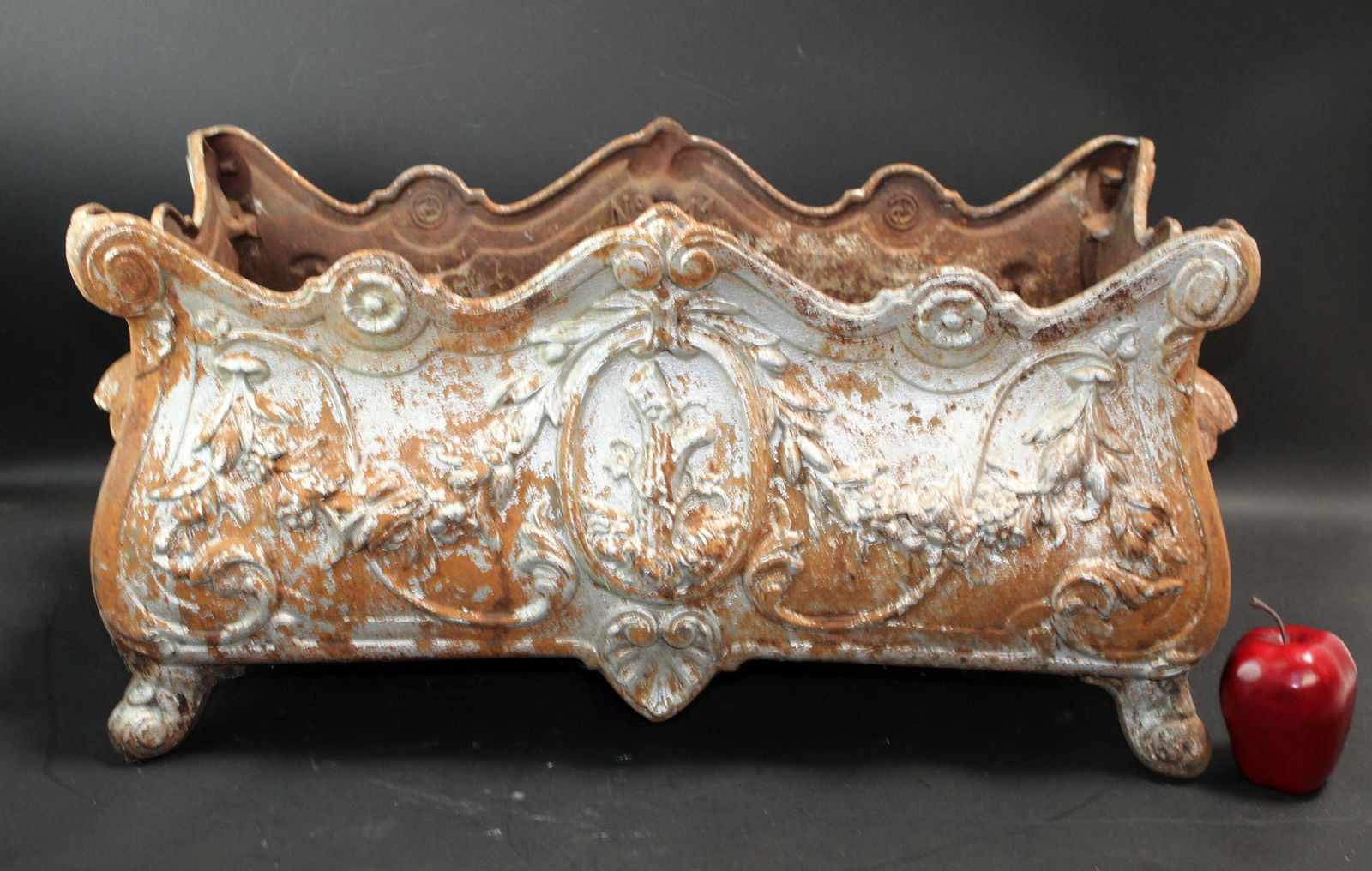 Antique French cast iron garden planter (1 of 10)