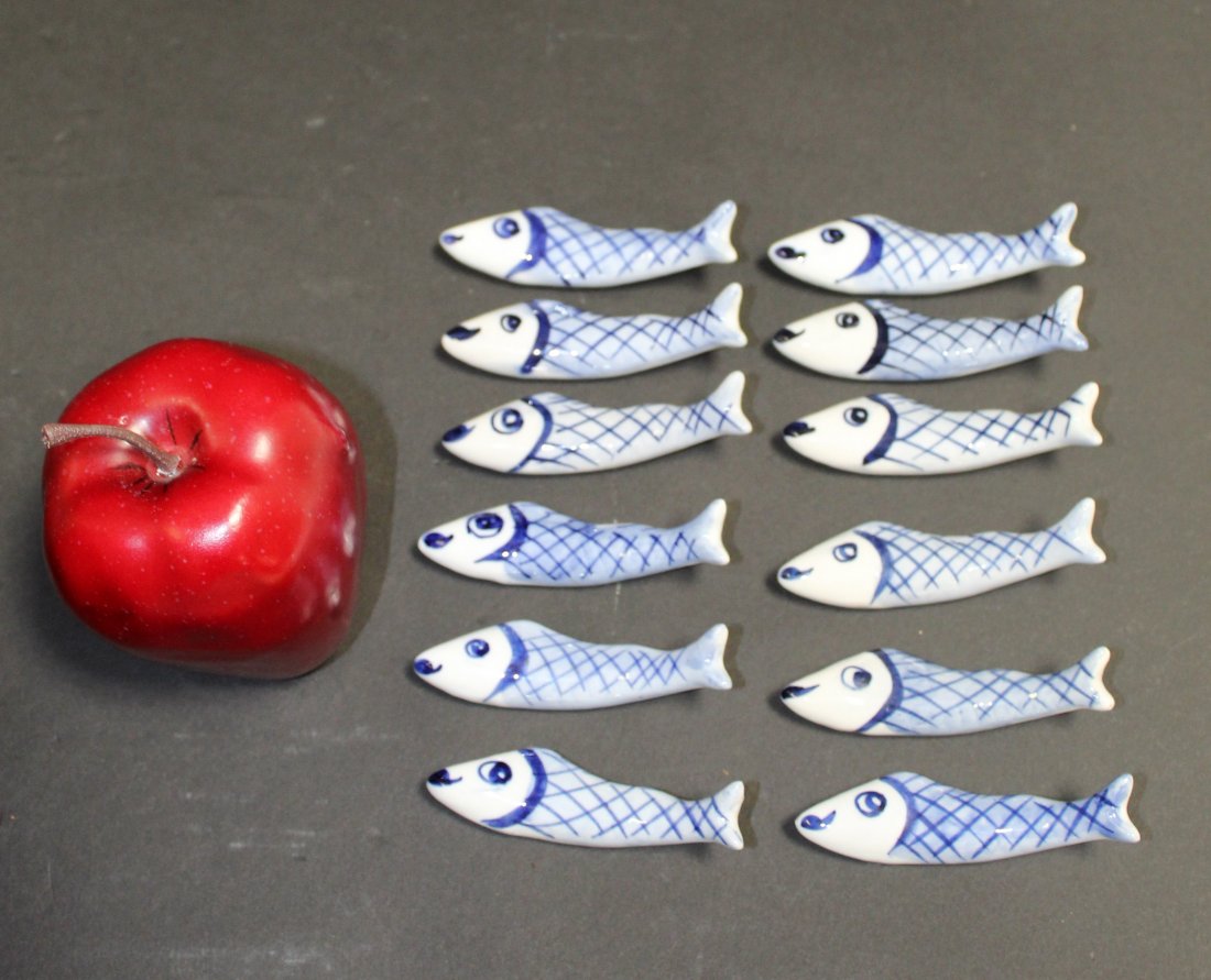 12 Genevieve Lethu porcelain fish chopstick rests (1 of 6)