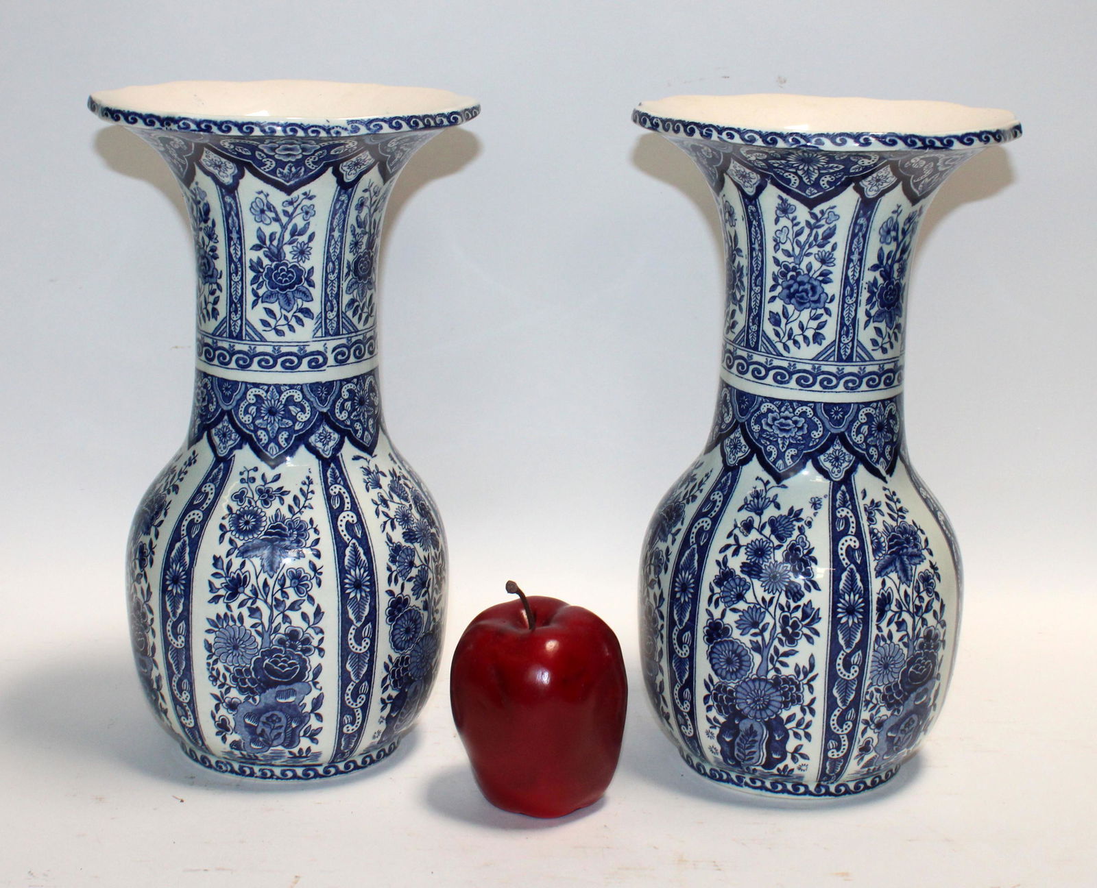 Pair of Delft blue & white vases (1 of 11)
