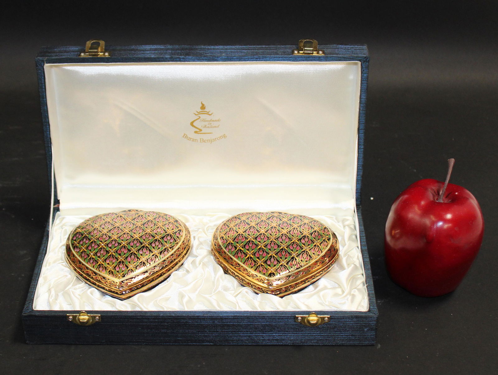 Pair of Buran Benjarong heart shaped lidded boxes (1 of 6)