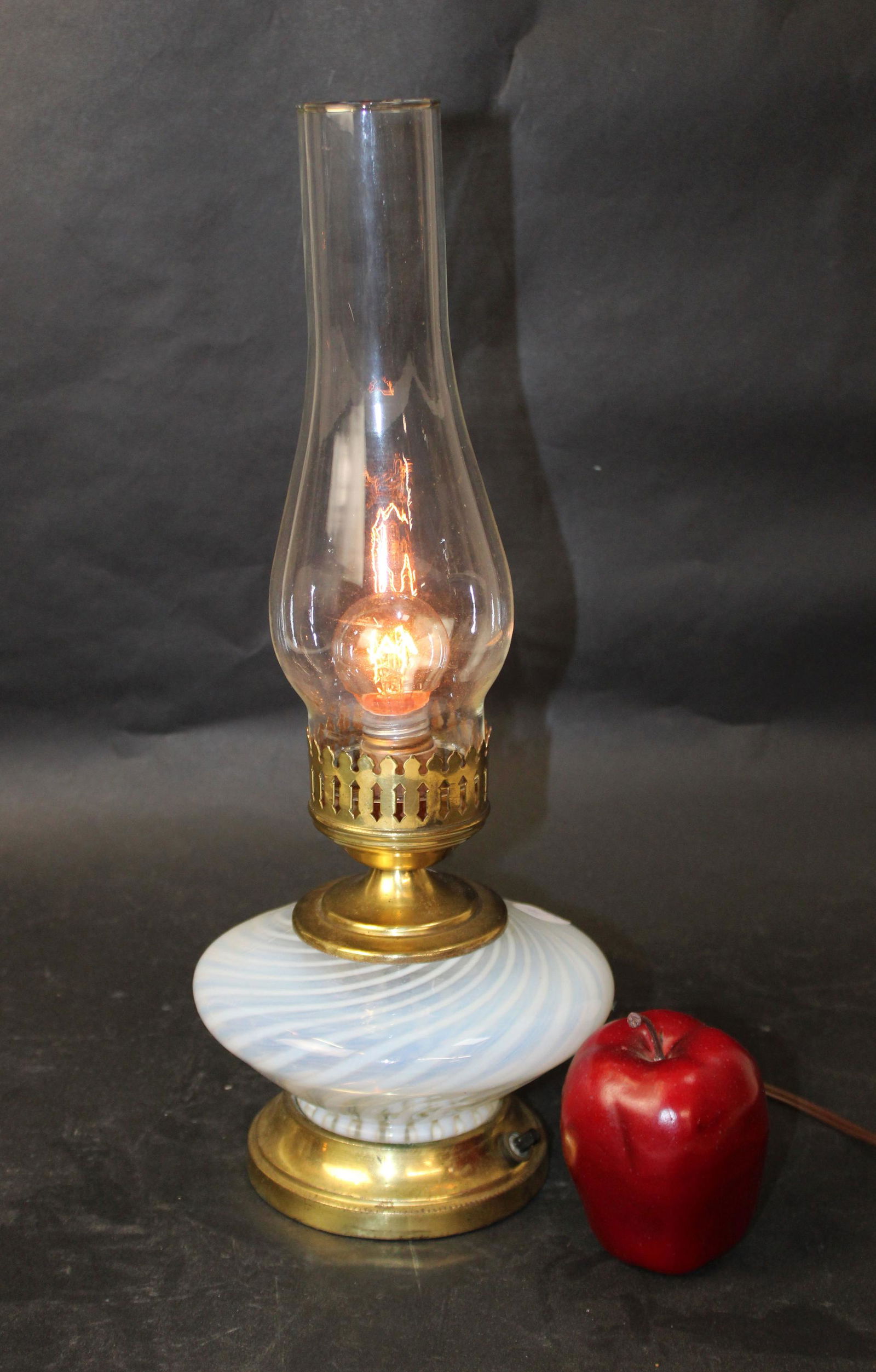 Vintage brass and art glass oil lamp (1 of 5)