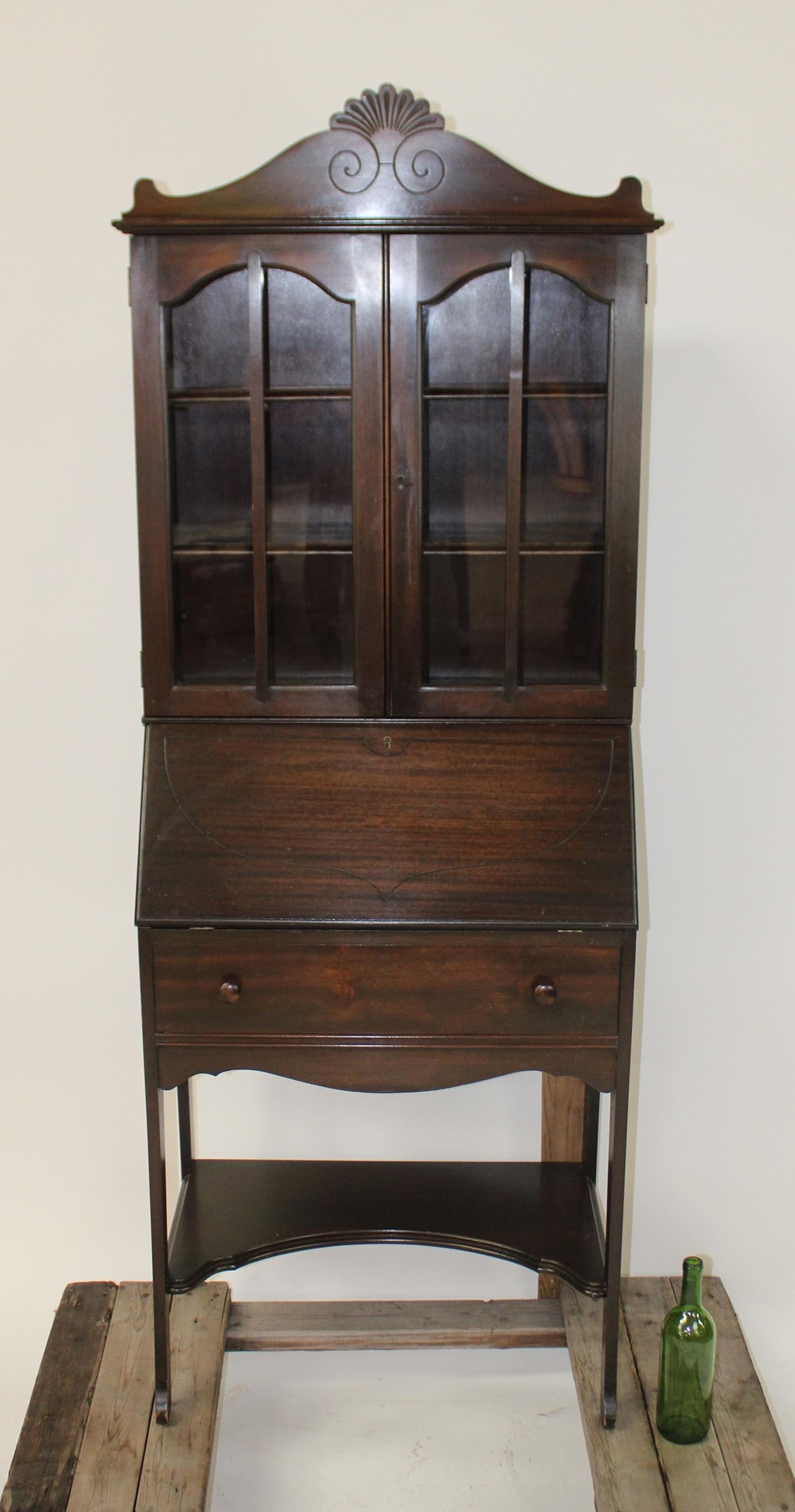 Rockford secretary desk in mahogany: Rockford secretary desk in mahogany. 20th century. 72"h x 27 1/2"w x 16"d