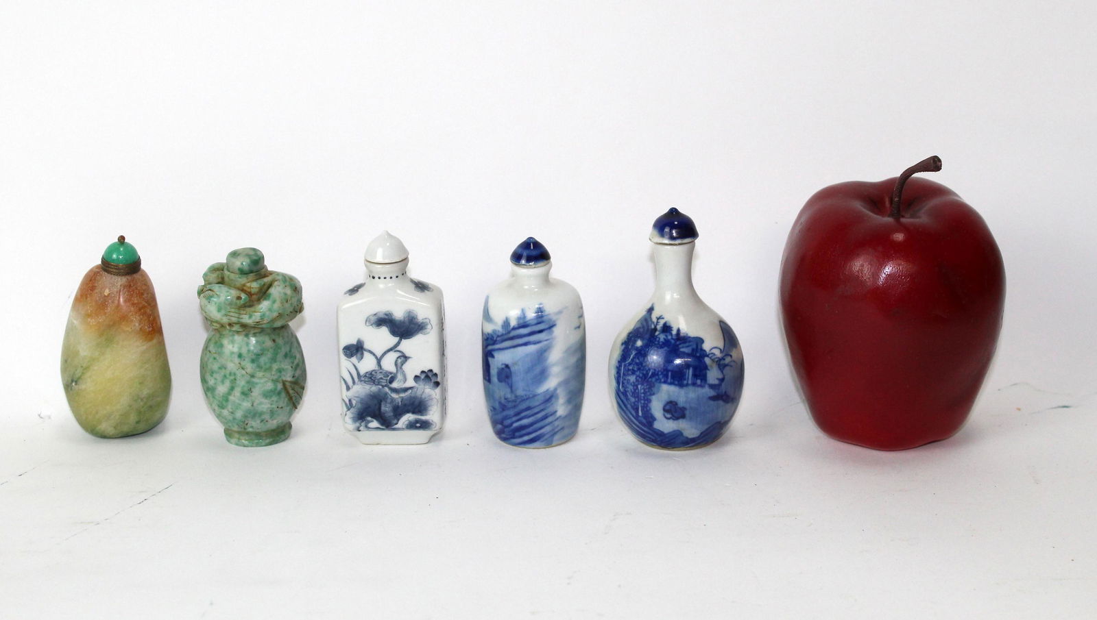 Lot of 5 Chinese snuff bottles (1 of 5)