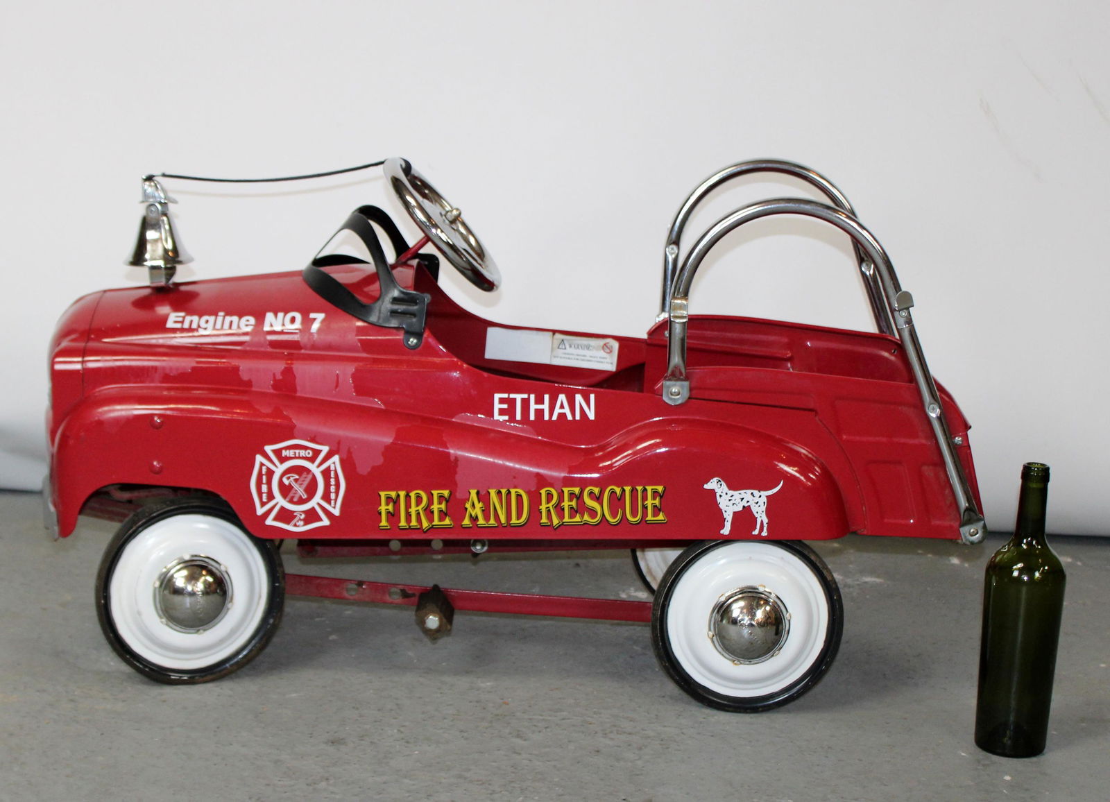 Vintage child's fire engine pedal car (1 of 10)