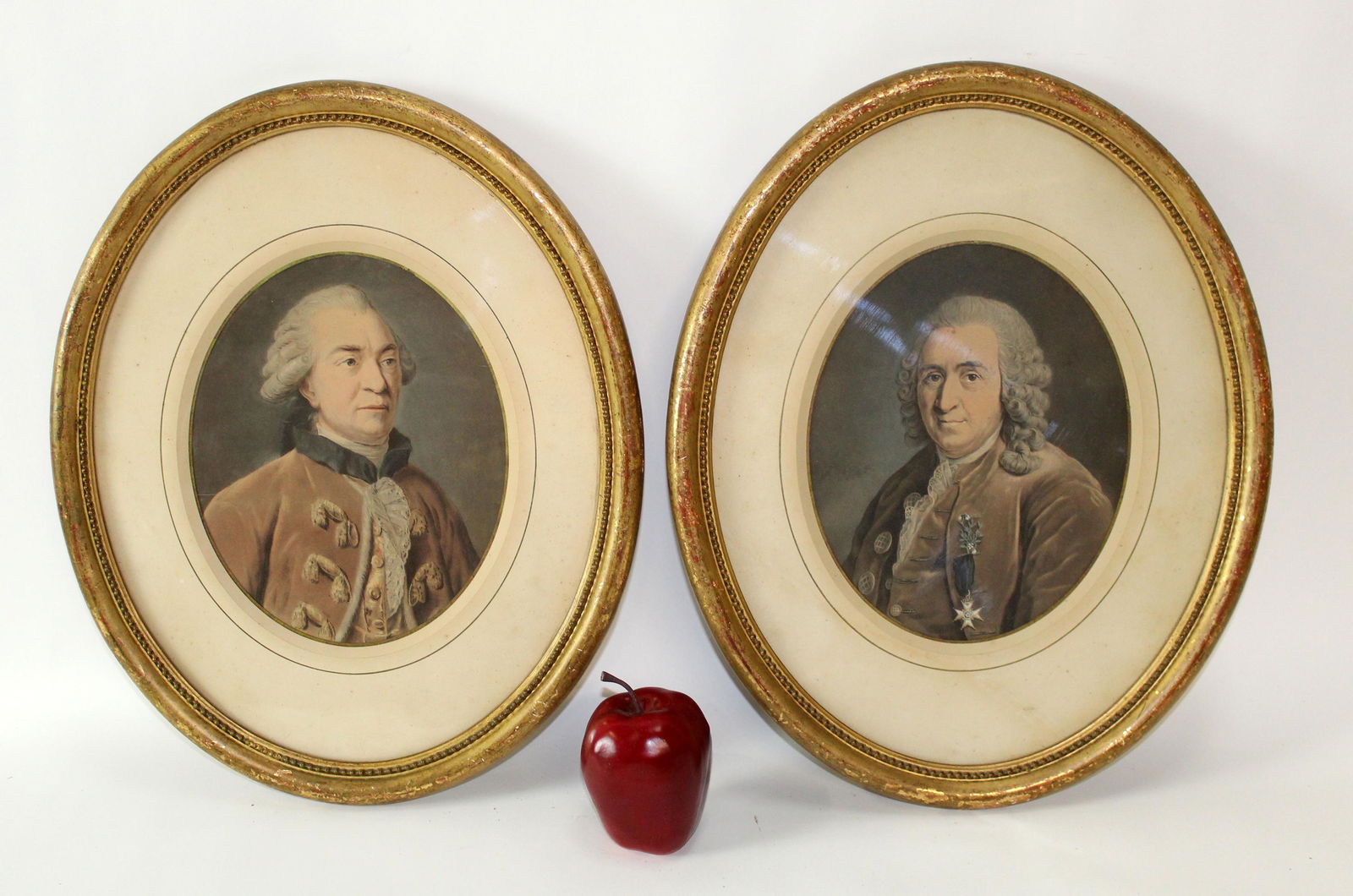 Pair of Antique giltwood oval frames with portraits (1 of 7)