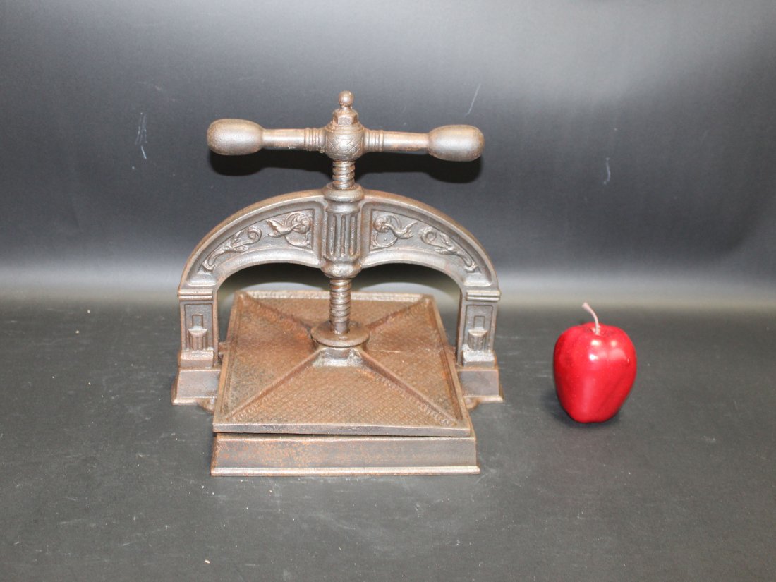 Antique French cast iron book press (1 of 7)