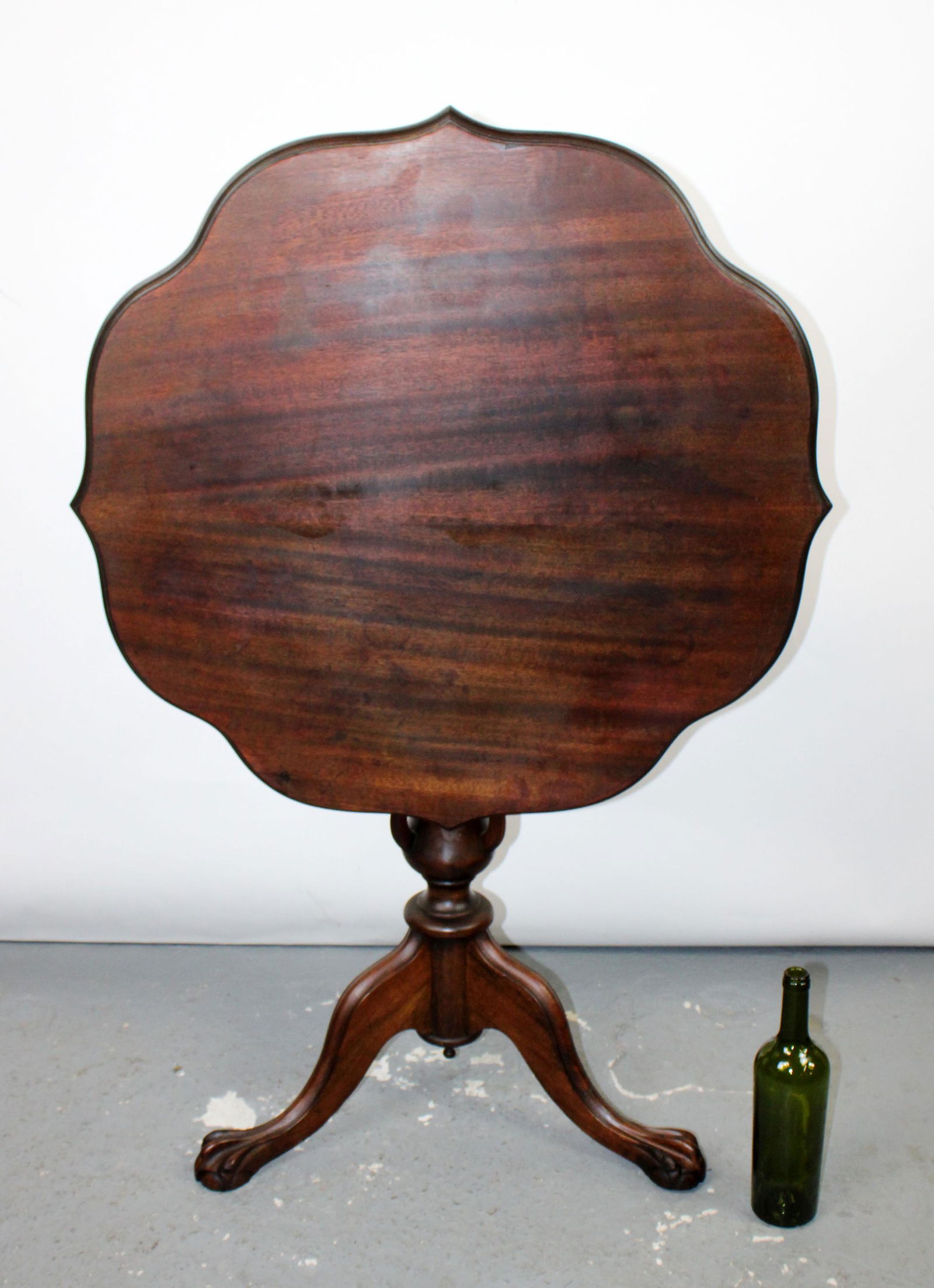 Tilt-top mahogany pedestal table (1 of 11)