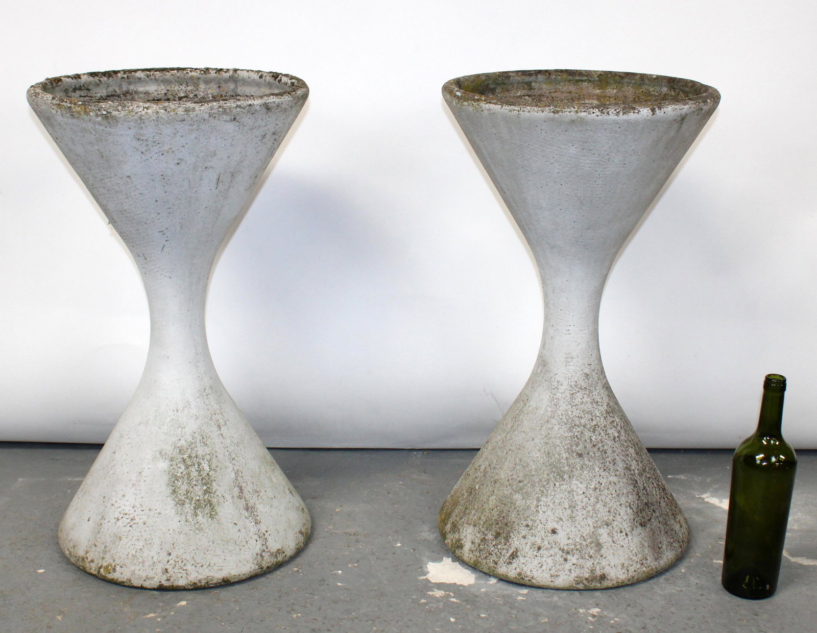 Pair of Willy Guhl design 'Diablo' hourglass planters: Pair of Willy Guhl design 'Diablo' hourglass planters. 25 1/8"h x 14 1/4"dia