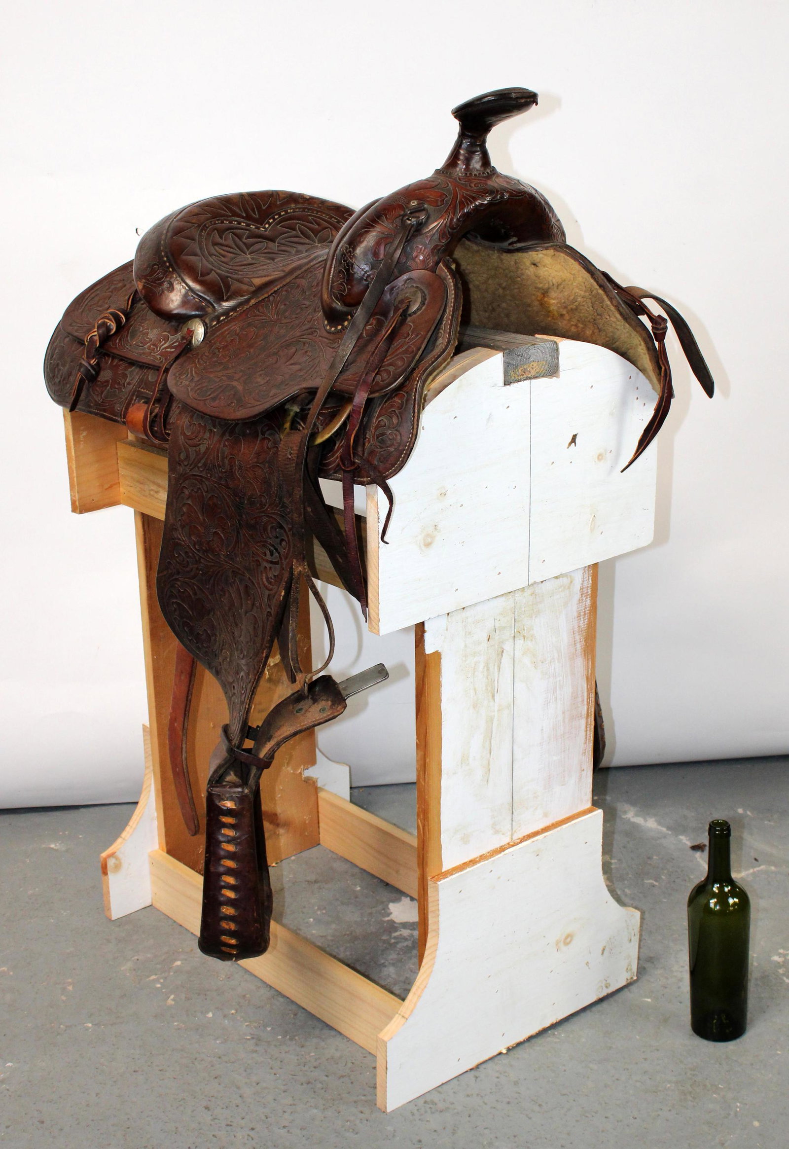 Heavily tooled leather saddle Circle Y brand (1 of 12)