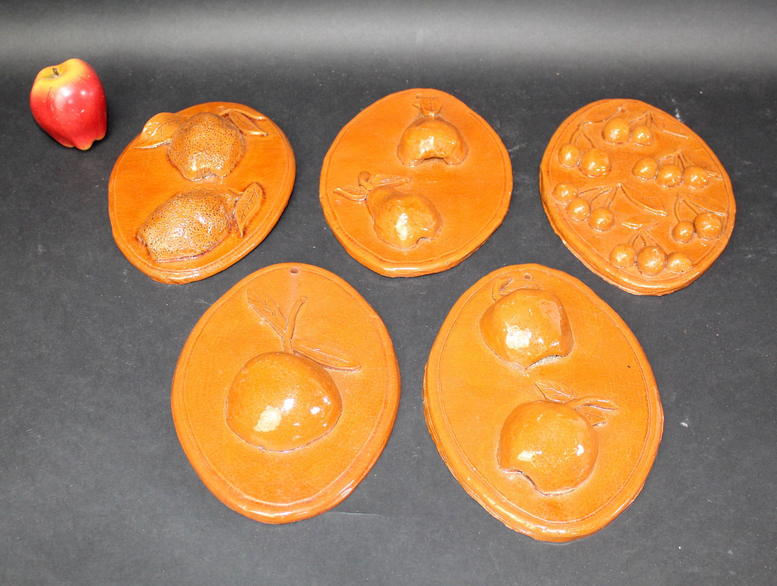 Lot of 5 oval glazed terracotta plaques (1 of 10)