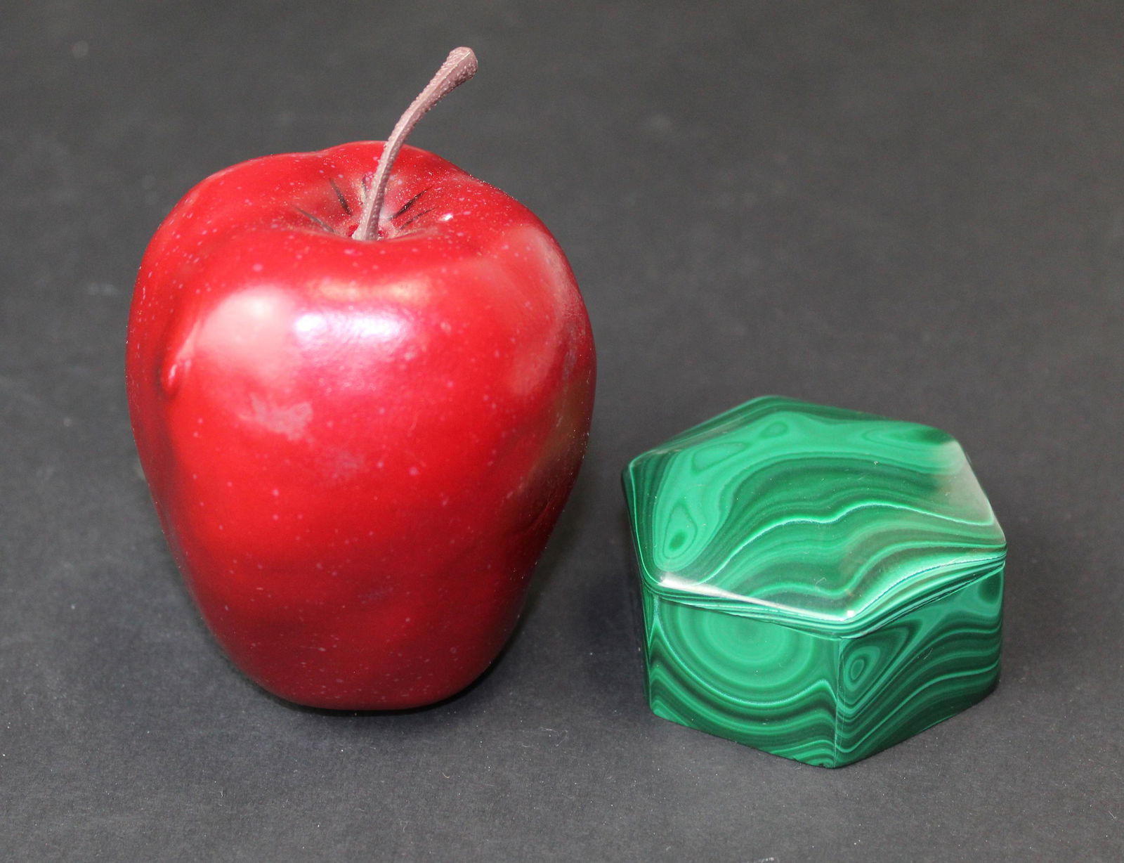 Malachite hexagonal lidded box (1 of 5)